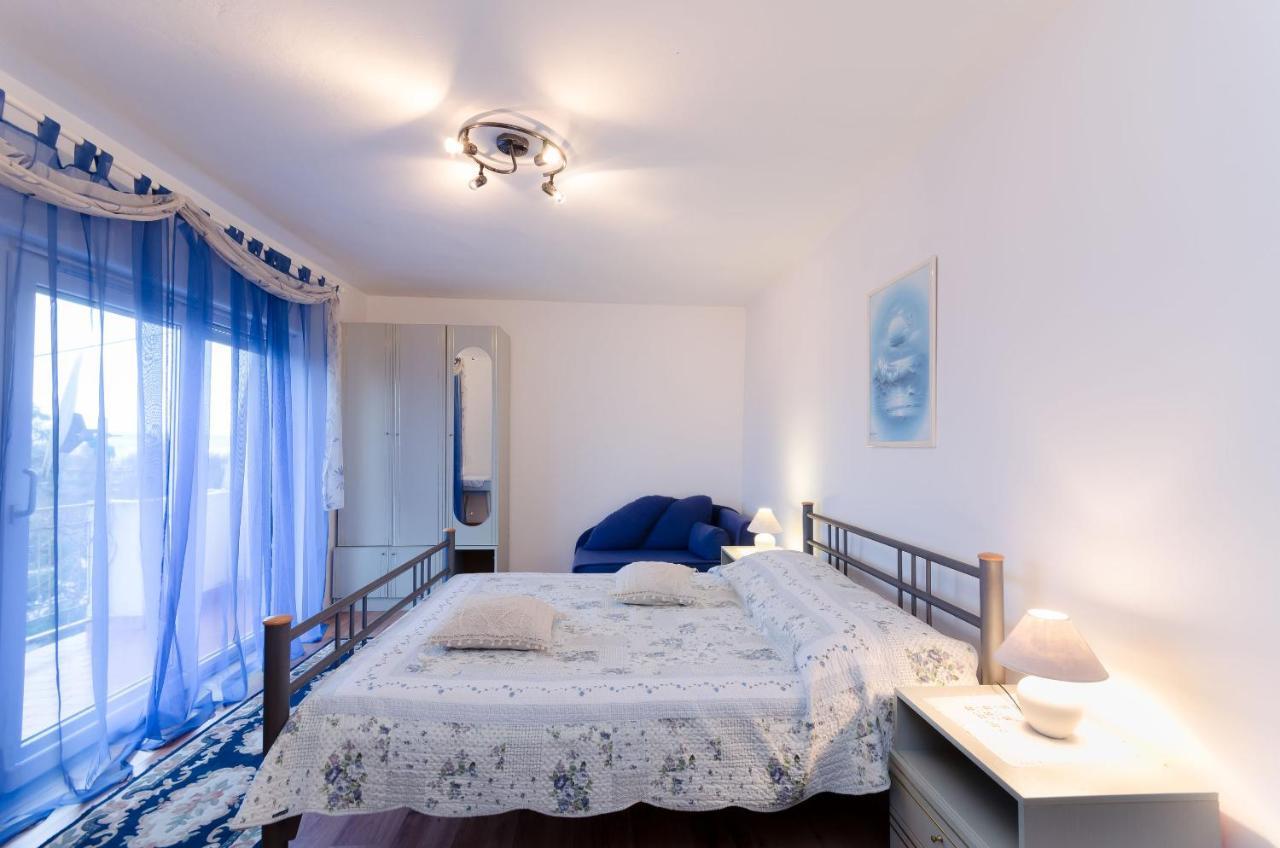 Apartments And Room Mirjana Dramalj Exterior photo