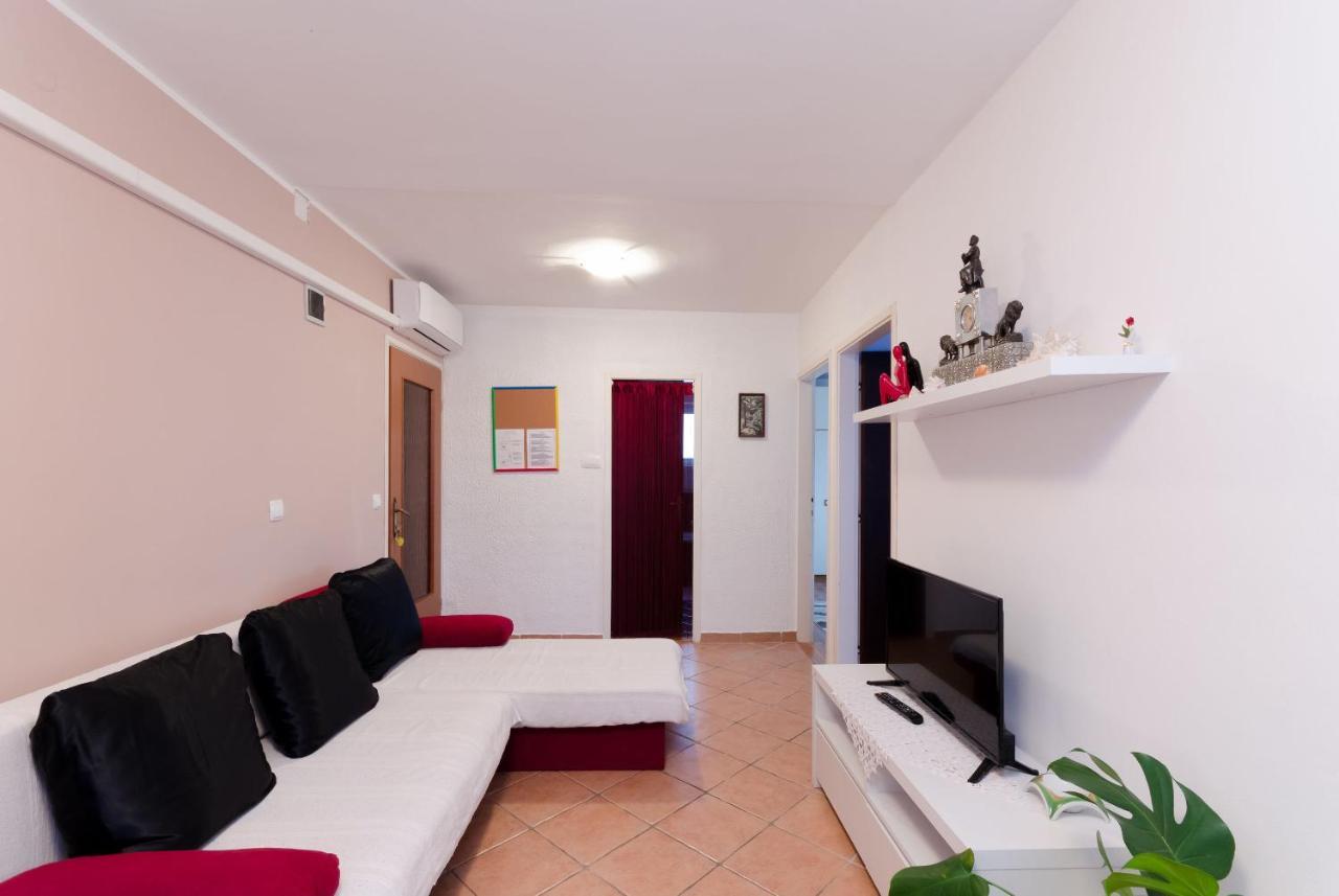 Apartments And Room Mirjana Dramalj Exterior photo