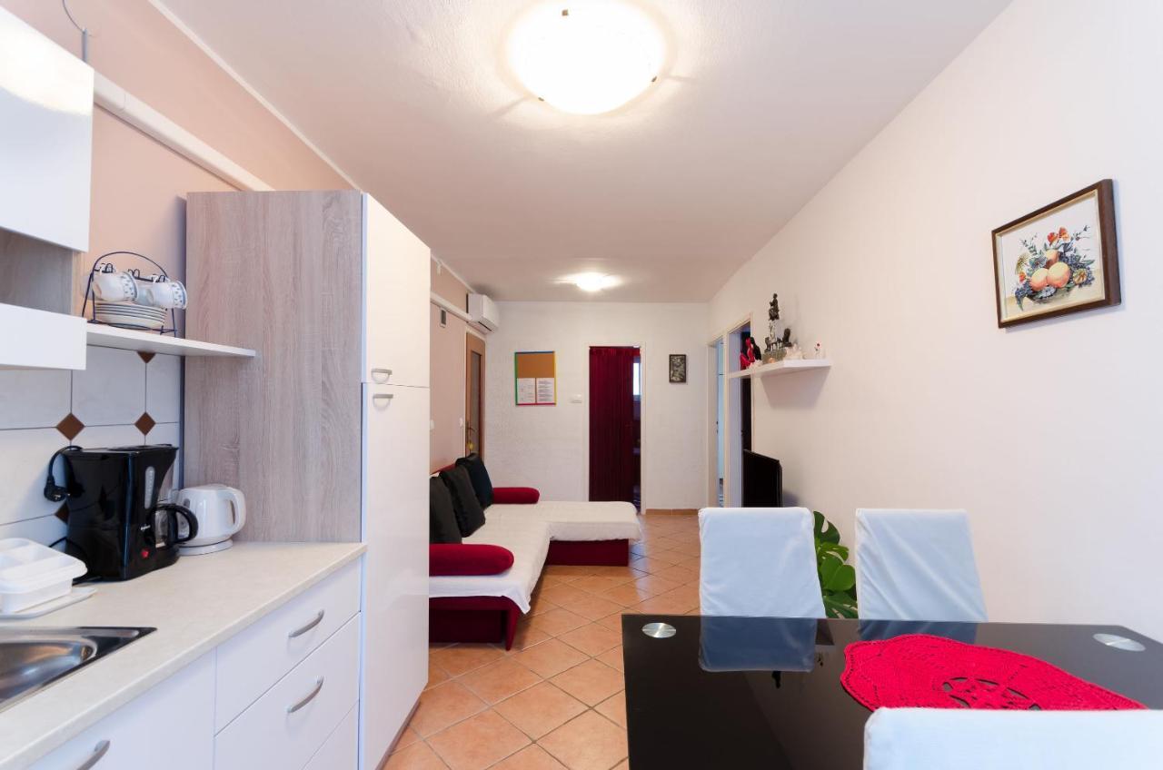 Apartments And Room Mirjana Dramalj Exterior photo
