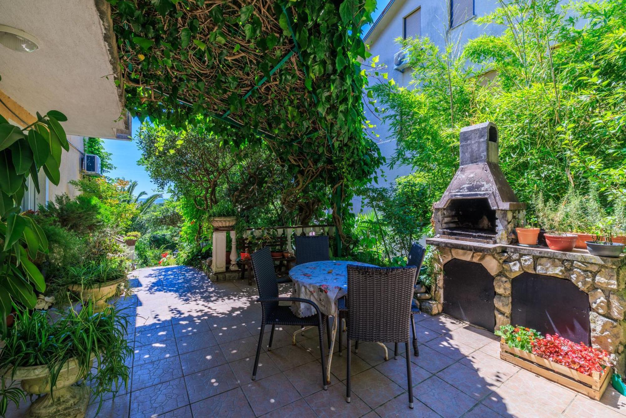 Apartments And Room Mirjana Dramalj Exterior photo
