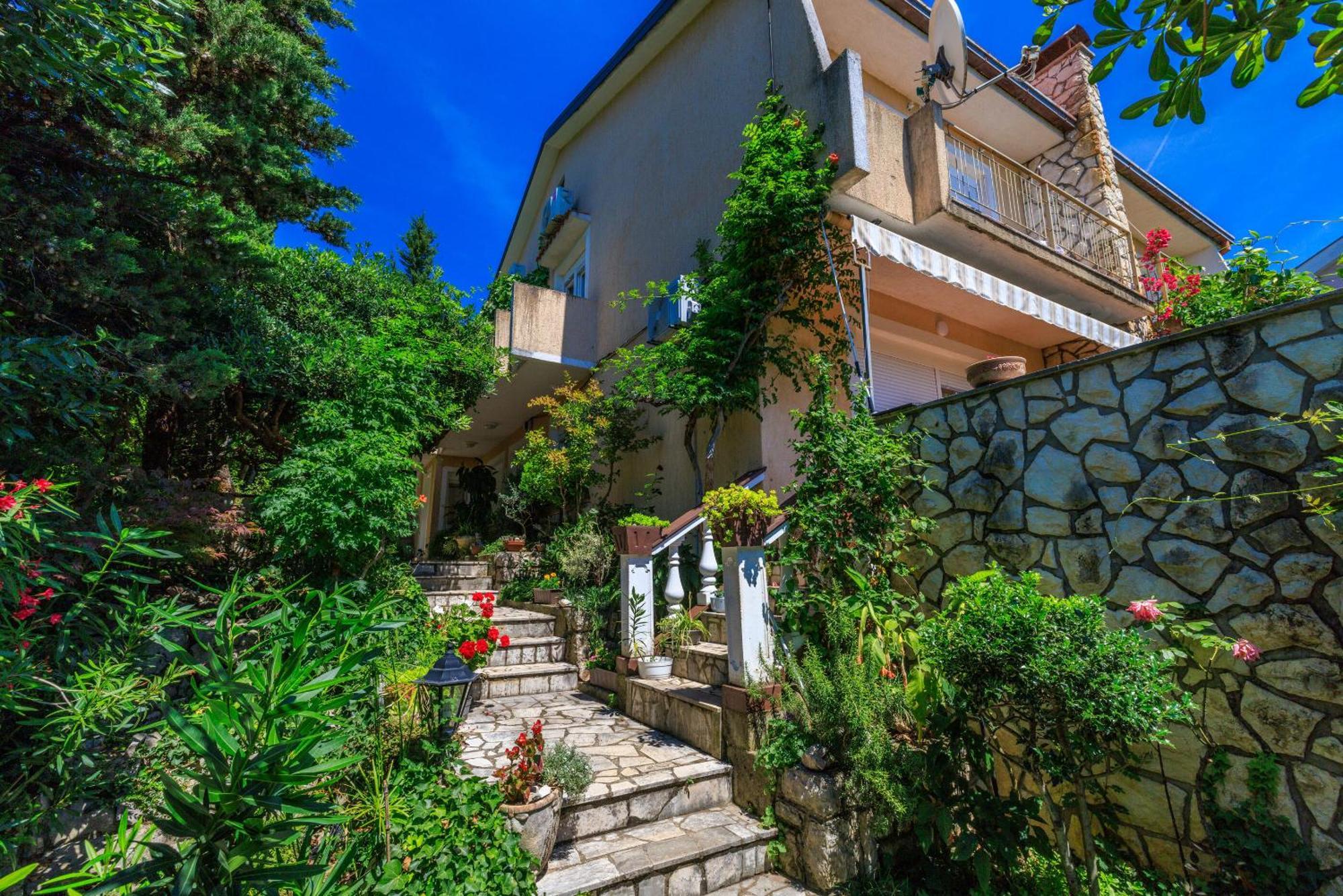 Apartments And Room Mirjana Dramalj Exterior photo